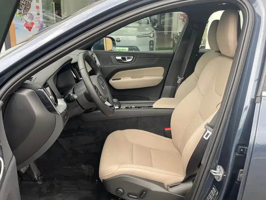 Volvo XC60 2026 B5 4WD Zhiyi Luxury Edition 2026 — миниатюра 2