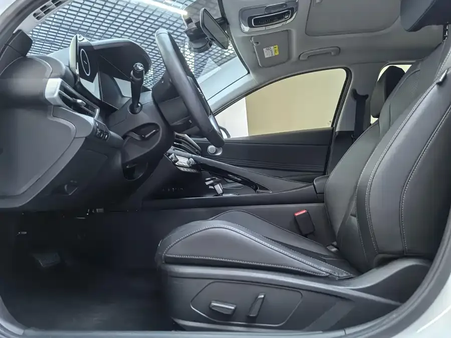 Hyundai Elantra Elantra 2023 1.5L CVT LUX Premium Edition 2024 — миниатюра 2