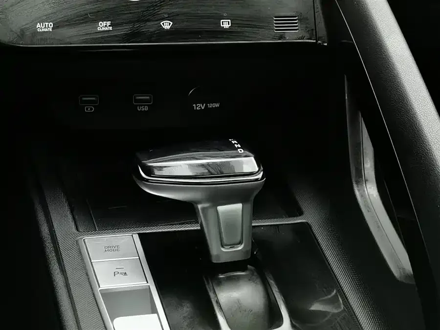 Hyundai Elantra Elantra 2022 1.5L CVT LUX Premium Edition 2023 — миниатюра 4