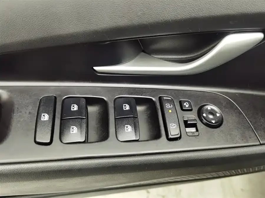Hyundai Elantra Elantra 2023 1.5L CVT LUX Premium Edition 2024 — миниатюра 3