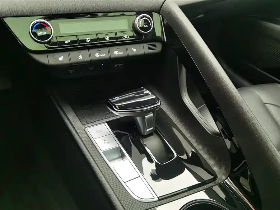 Hyundai Elantra Elantra 2023 1.5L CVT LUX Premium Edition 2024 — миниатюра 4