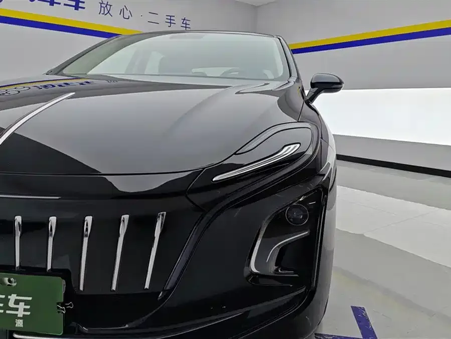 Hongqi E-QM5 Hongqi E-QM5 2023 facelift basic travel version 2024 — миниатюра 2