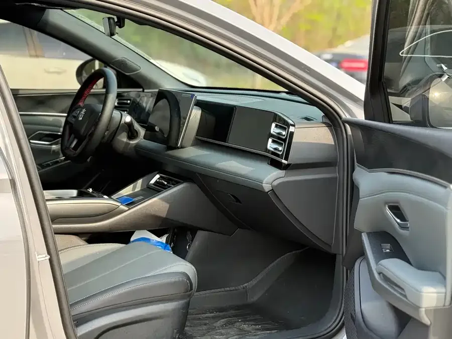 BYD Qin L Qin L 2026 DM-i 128KM Leading Edition 2025 — миниатюра 3