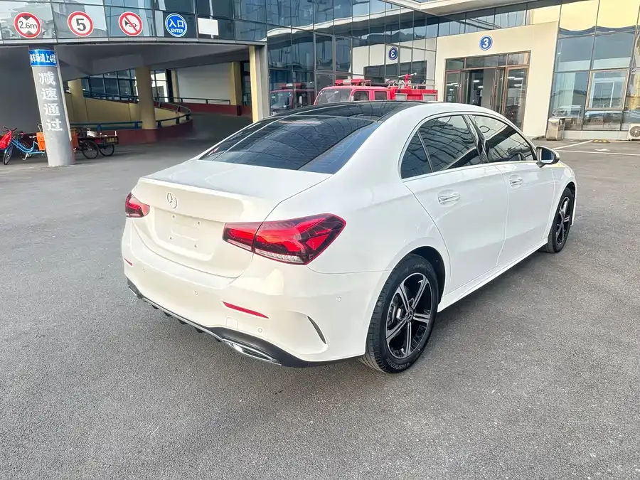 Mercedes-Benz Class A Mercedes-Benz A-Class 2022 Model Three A 200 L Sports Sedan Fashion Model 2023 — миниатюра 2