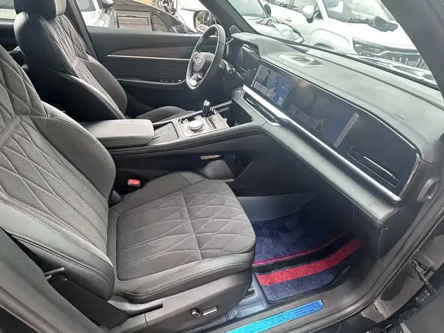 Geely Monjaro Xingyue L 2025 Dongfangyao 2.0TD Automatic Star-gazing Edition 2025 — миниатюра 4