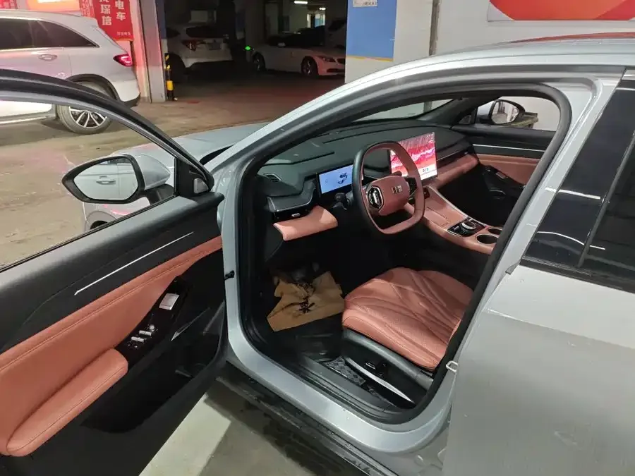Geely Galaxy L6 Galaxy L6 2025 EM-i 140km Starship Edition 2025 — миниатюра 2