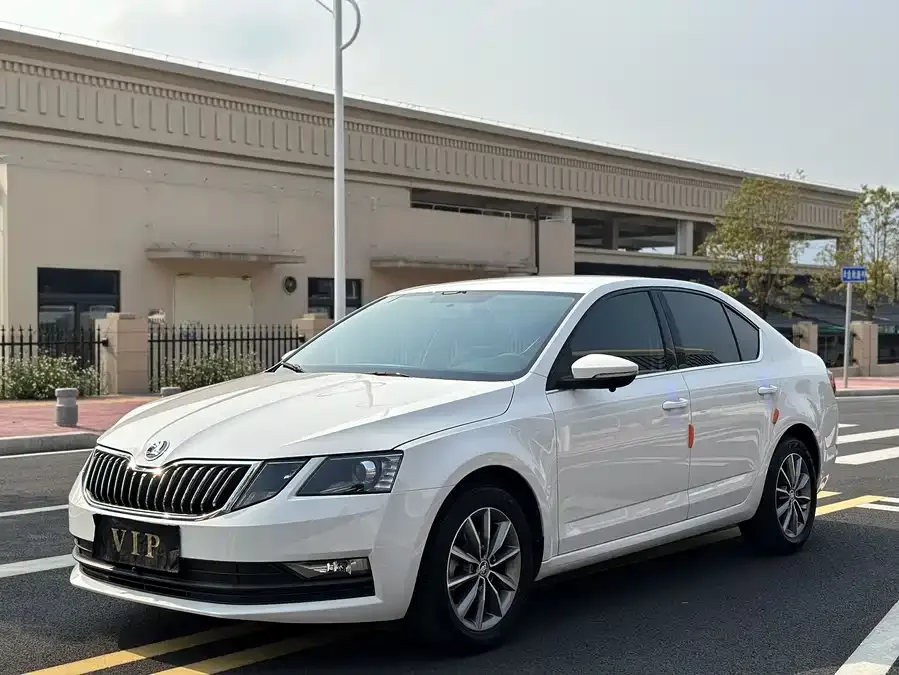 Skoda Octavia Octavia 2022 1.5L Automatic Comfort Edition 2022 — фото 1, купить с доставкой в Москву
