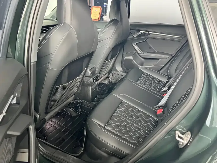 Audi A3 2026 A3L Limousine 35TFSI Flying Spur Luxury Edition + Luxury Package 2025 — миниатюра 2