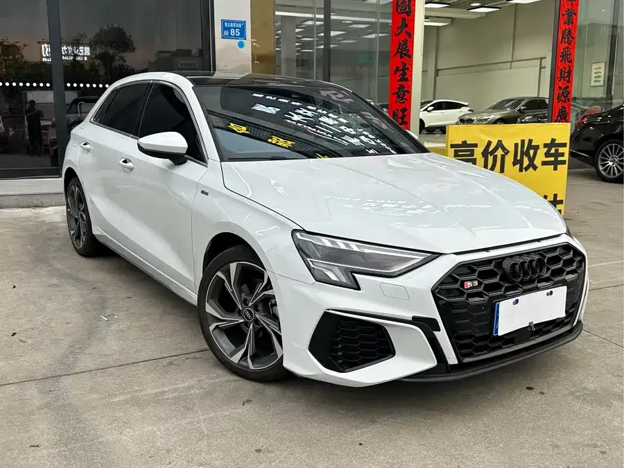 Audi A3 2022 Sportback 35 TFSI Luxury Sports Edition 2022 — миниатюра 3