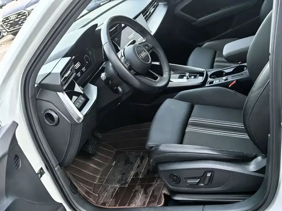 Audi A3 2024 Sportback 35 TFSI stylish and sporty 2024 — миниатюра 3
