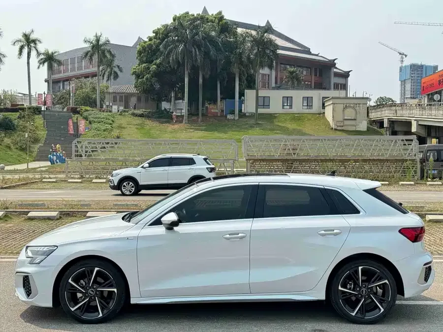 Audi A3 2022 Sportback 35 TFSI stylish and sporty 2022 — миниатюра 3