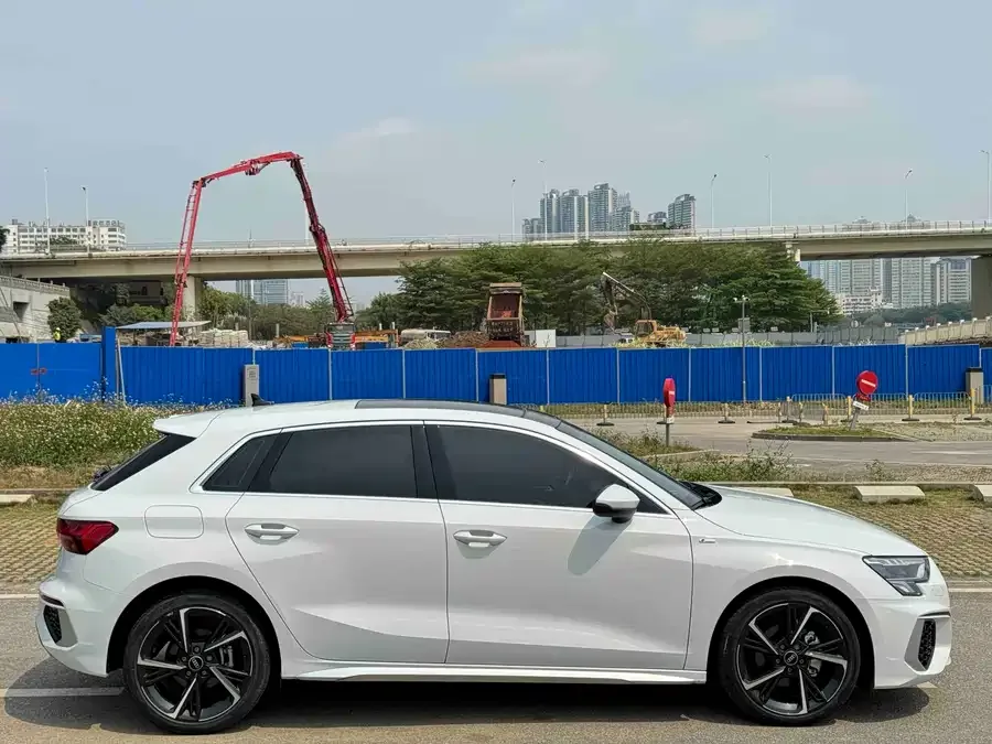 Audi A3 2022 Sportback 35 TFSI stylish and sporty 2022 — миниатюра 4