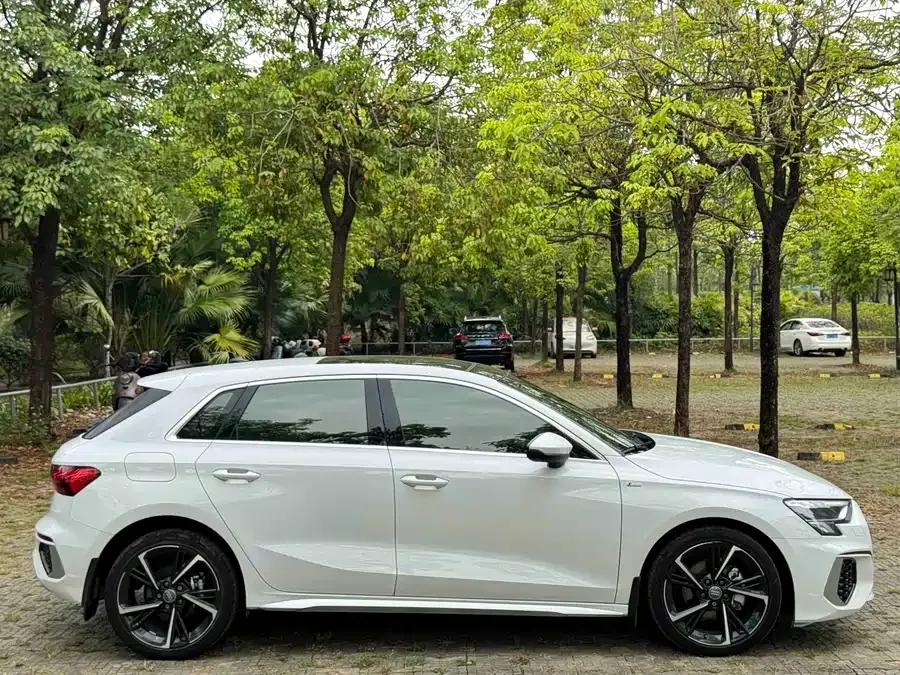 Audi A3 2022 Sportback 35 TFSI stylish and sporty 2022 — миниатюра 4