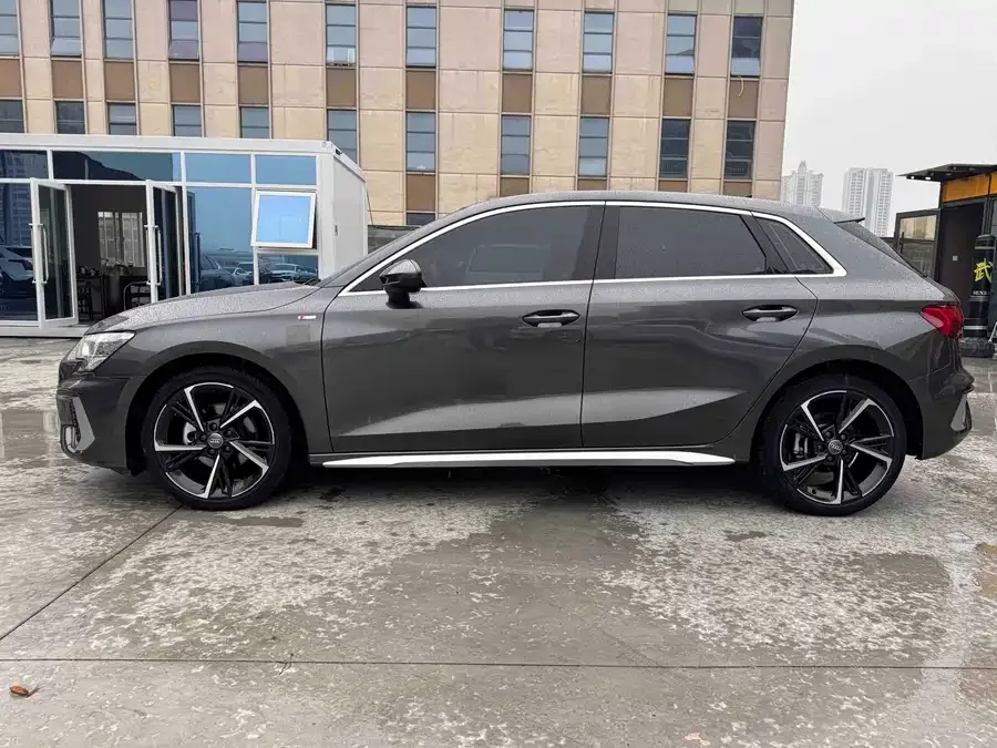 Audi A3 2022 Sportback 35 TFSI stylish and sporty 2022 — миниатюра 3