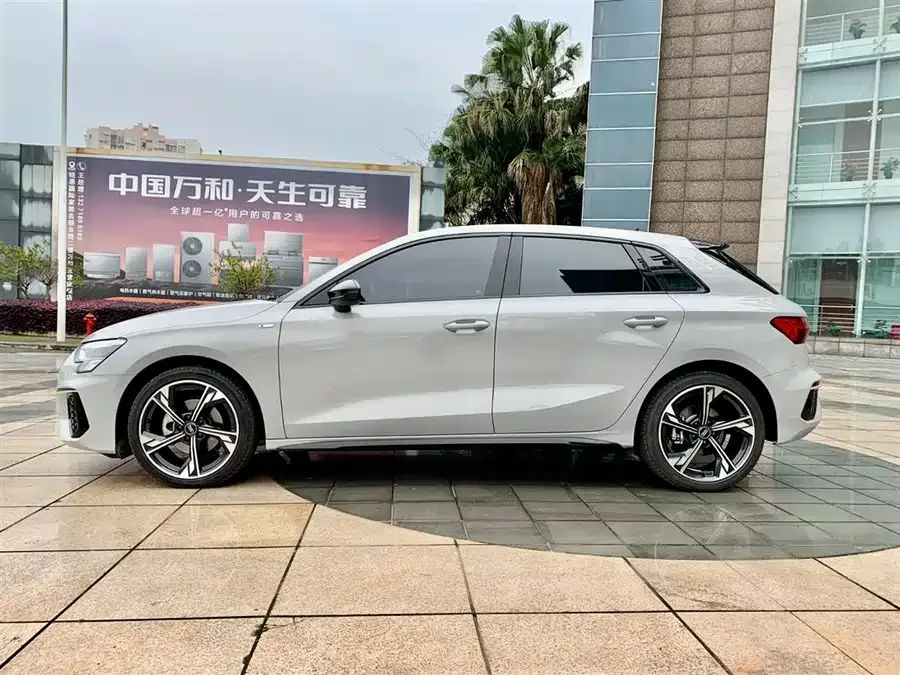Audi A3 2023 facelift Sportback 35 TFSI luxury sports model 2023 — миниатюра 3