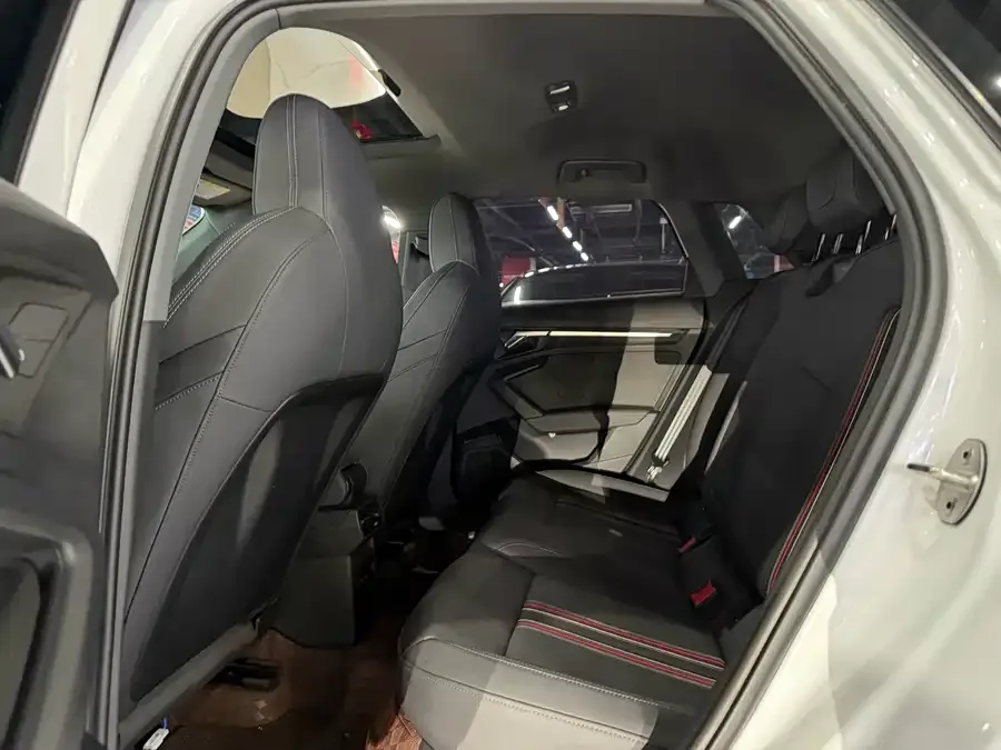Audi A3 2021 Sportback 35 TFSI stylish and sporty 2022 — миниатюра 5