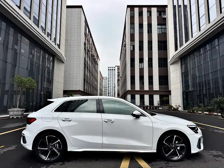 Audi A3 2022 Sportback 35 TFSI stylish and sporty 2023 — миниатюра 2