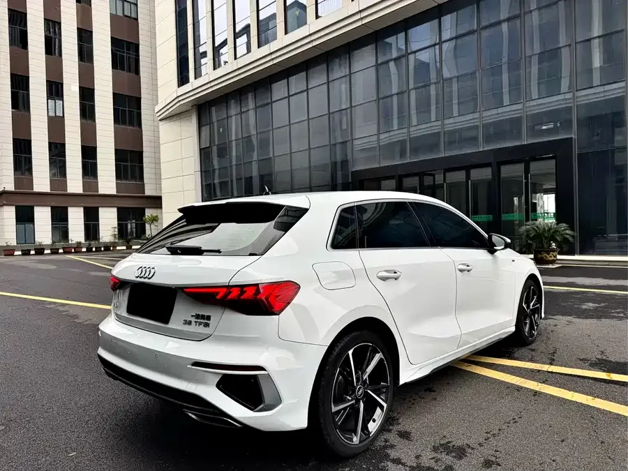Audi A3 2022 Sportback 35 TFSI stylish and sporty 2023 — миниатюра 4