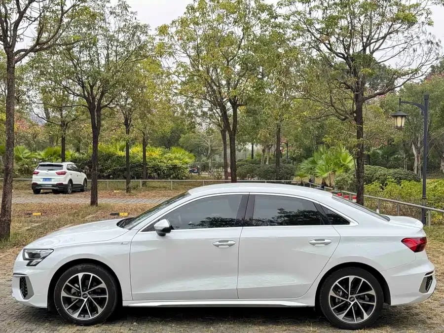 Audi A3 2022 A3L Limousine 35 TFSI aggressive and sporty 2022 — миниатюра 3