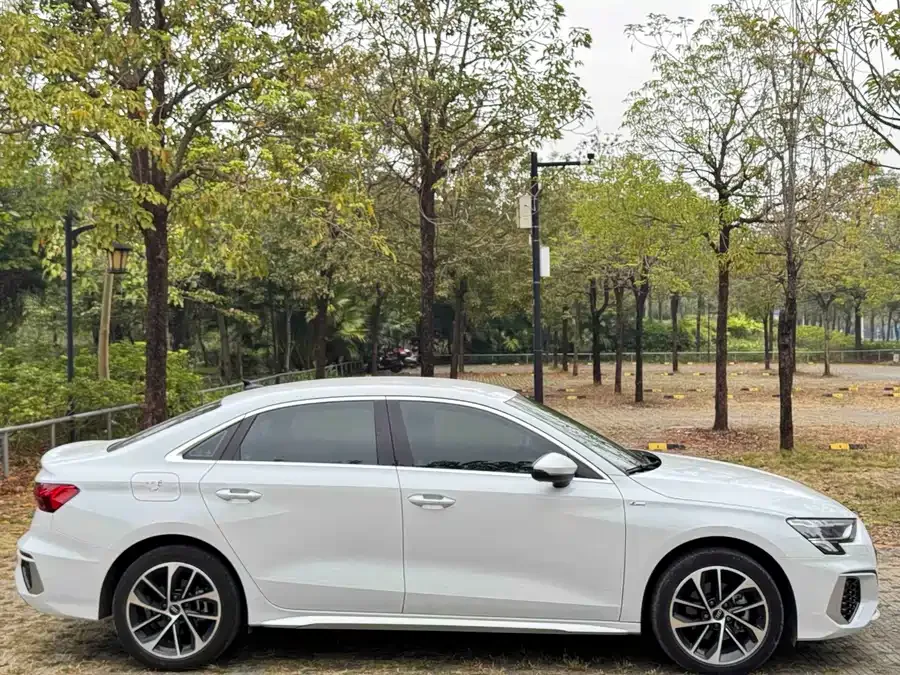 Audi A3 2022 A3L Limousine 35 TFSI aggressive and sporty 2022 — миниатюра 4