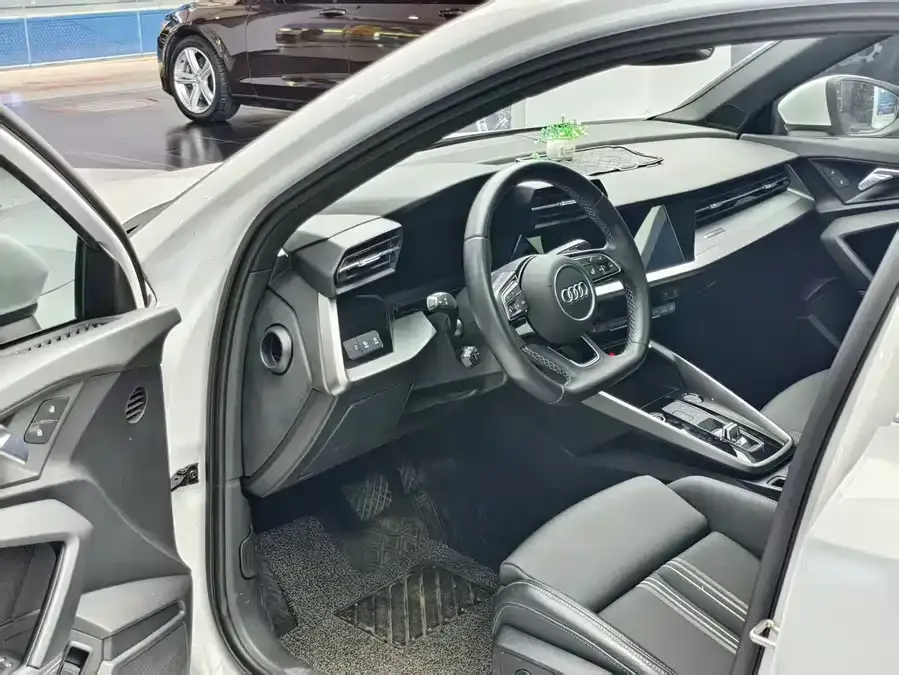 Audi A3 2022 Sportback 35 TFSI stylish and sporty 2023 — миниатюра 2