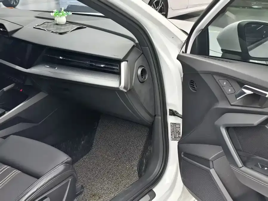 Audi A3 2022 Sportback 35 TFSI stylish and sporty 2023 — миниатюра 5