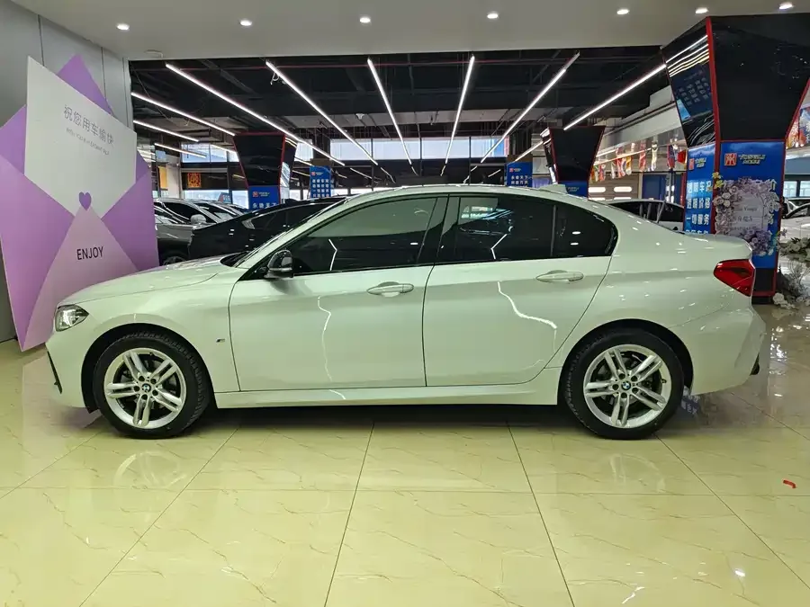 BMW 1 series BMW 1 Series 2022 120i M Sport Night Edition 2023 — миниатюра 4