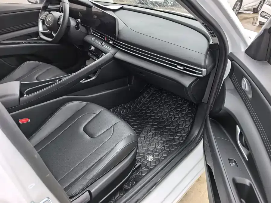 Hyundai Elantra Elantra 2023 1.5L CVT LUX Premium Edition 2024 — миниатюра 3