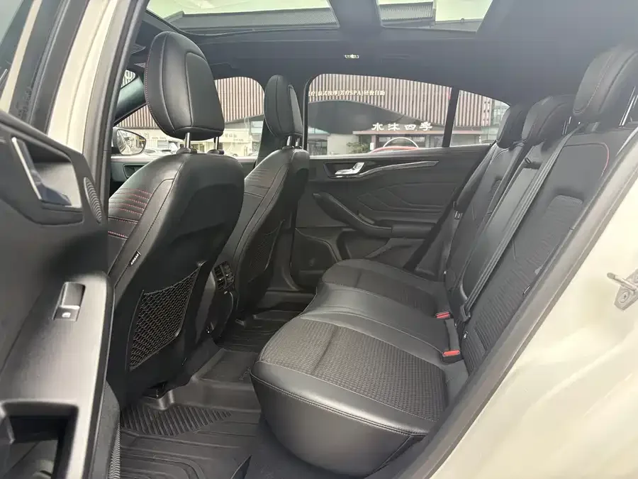 Ford Focus Focus 2021 hatchback EcoBoost 180 automatic ST Line 2022 — миниатюра 5
