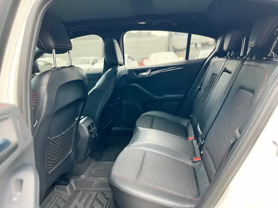Ford Focus Focus 2021 hatchback EcoBoost 180 automatic ST Line 2022 — миниатюра 3