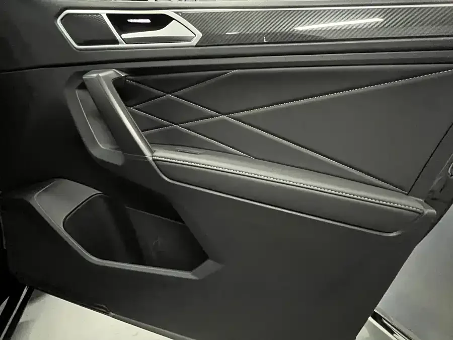 Volkswagen Tiguan L Tiguan L 2022 330TSI Automatic 2WD R-Line Enjoy Edition 2022 — миниатюра 2