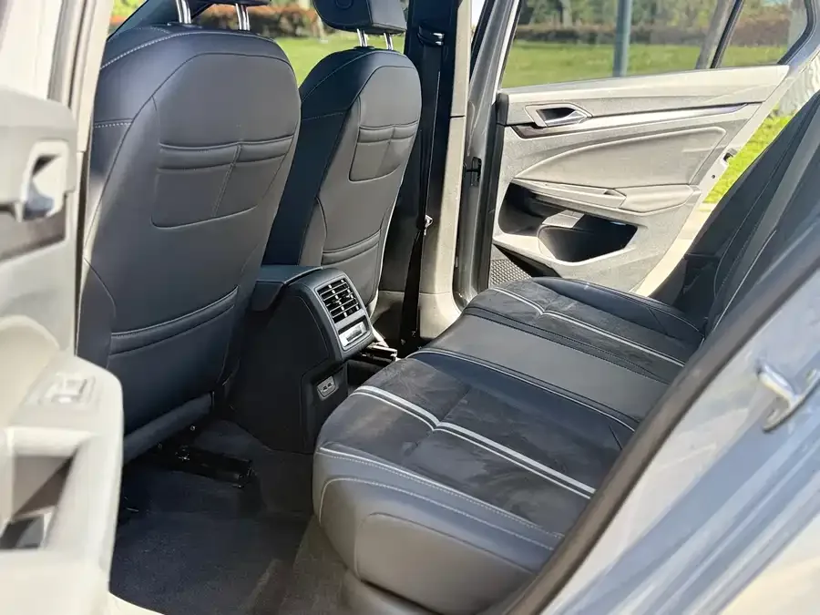 Volkswagen golf Golf 2021 280TSI DSG R-Line 2022 — миниатюра 3