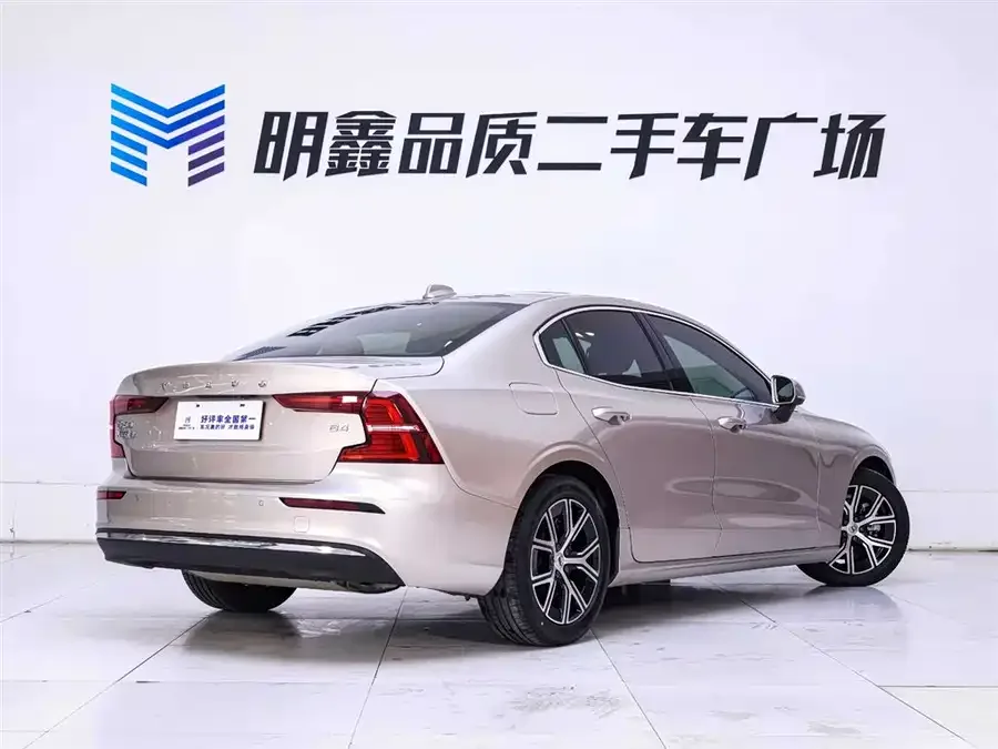 Volvo S60 2023 B4 Zhiyi Luxury Edition 2023 — миниатюра 4