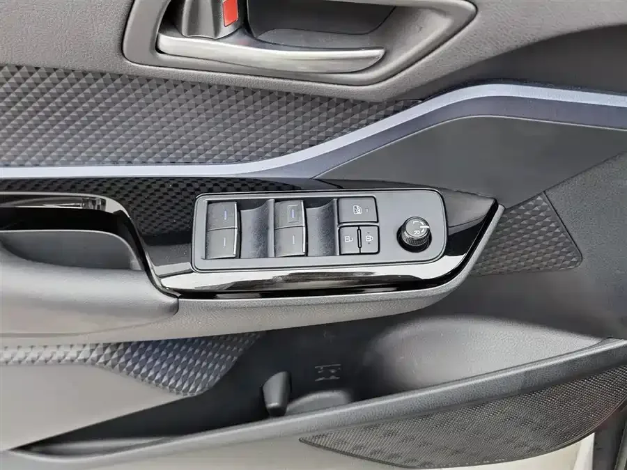 Toyota IZOA Yize IZOA 2023 2.0L Sports Edition 2023 — миниатюра 3