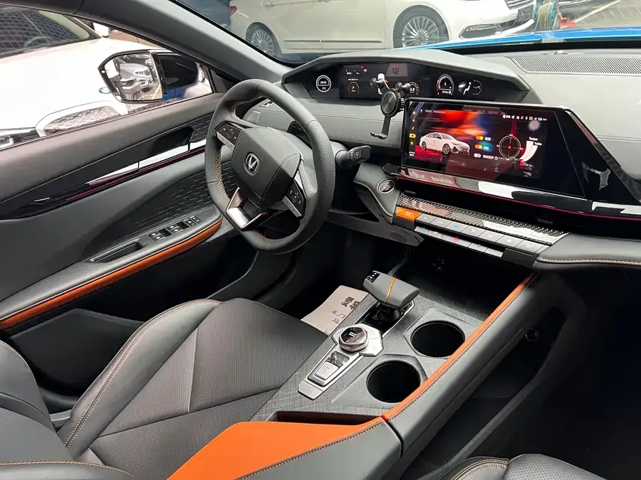 Changan UNI-V Changan UNI-V 2022 1.5T Premium Edition 2022 — миниатюра 2