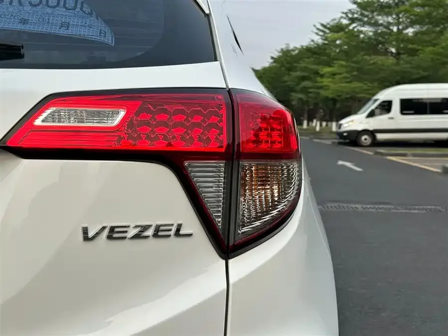 Honda Vezel 2022 VIZI 1.5L CVT Phantom Night Pioneer Edition 2022 — миниатюра 4