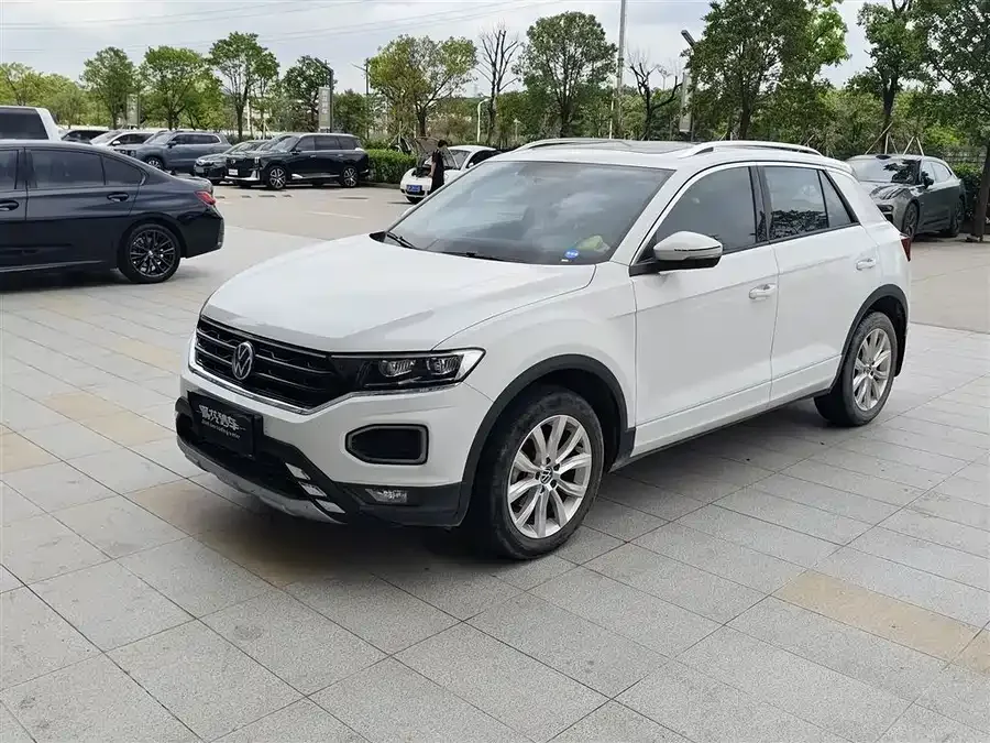 Volkswagen T-ROC T-ROC 2022 280TSI DSG 2WD Elite PLUS 2022 — фото 1, купить с доставкой в Москву
