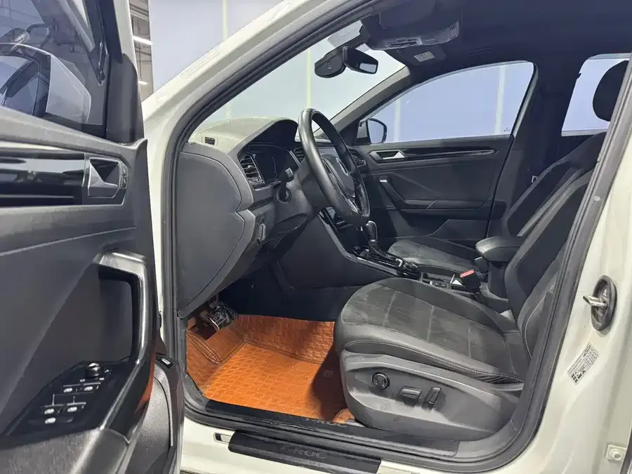 Volkswagen T-ROC T-ROC 2021 facelift 280TSI DSG four-wheel drive luxury intelligent version 2022 — миниатюра 4