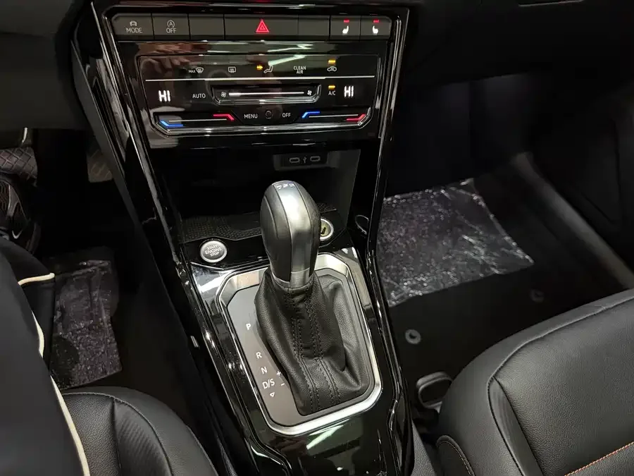 Volkswagen T-ROC T-ROC 2021 280TSI DSG two-wheel drive comfortable and connected 30th anniversary commemorative edition 2022 — миниатюра 4