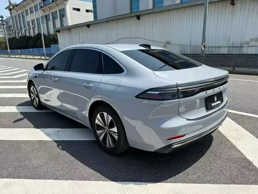 Geely Galaxy A7 Galaxy A7 2025 EM-i 70km Explorer Edition 2025 — миниатюра 3