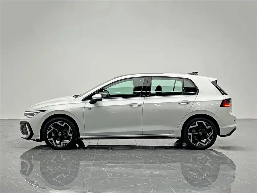 Volkswagen golf Golf 2025 300TSI R-Line 2025 — миниатюра 3