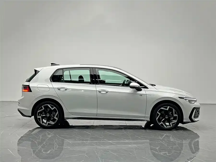 Volkswagen golf Golf 2025 300TSI R-Line 2025 — миниатюра 4