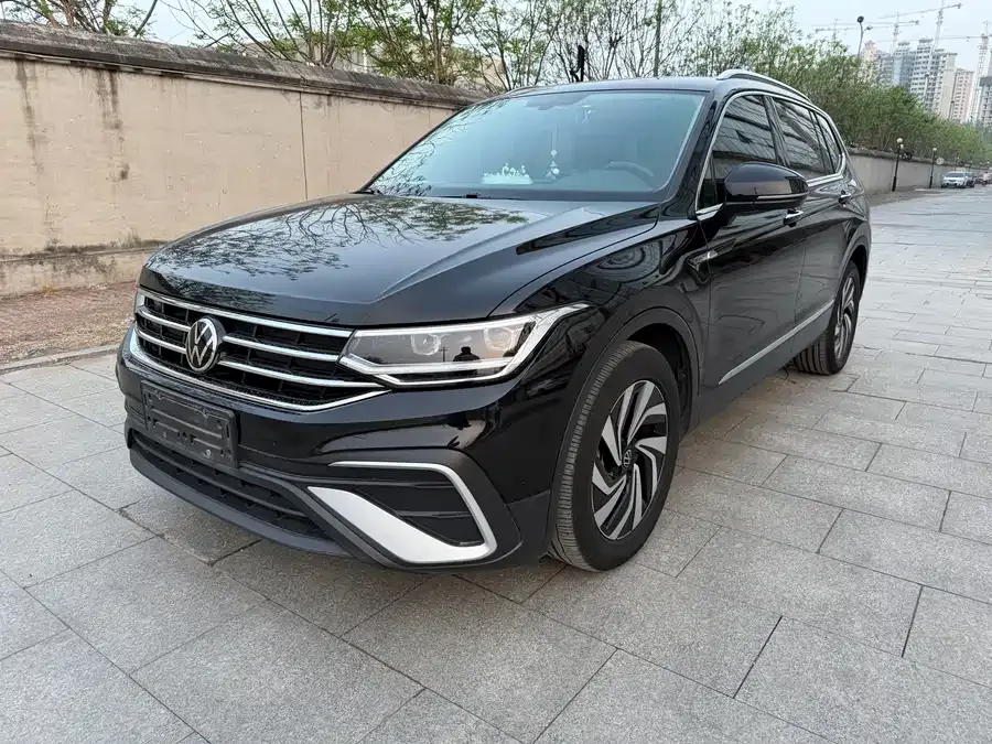 Volkswagen Tiguan L Tiguan L 2023 330TSI Automatic 2WD Smart Edition 2023 — фото 1, купить с доставкой в Москву