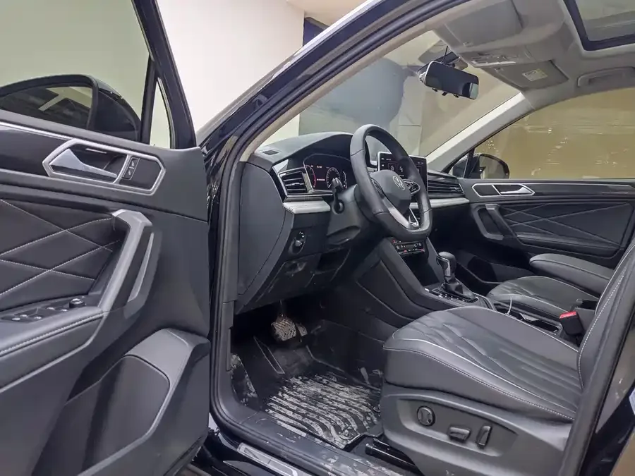 Volkswagen Tiguan L Tiguan L 2023 280TSI Automatic 2WD Trendy Limited Edition 2023 — миниатюра 2