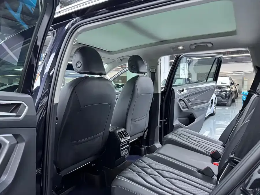 Volkswagen Tiguan L Tiguan L 2023 330TSI Automatic 2WD R-Line Enjoy Edition 2023 — миниатюра 4