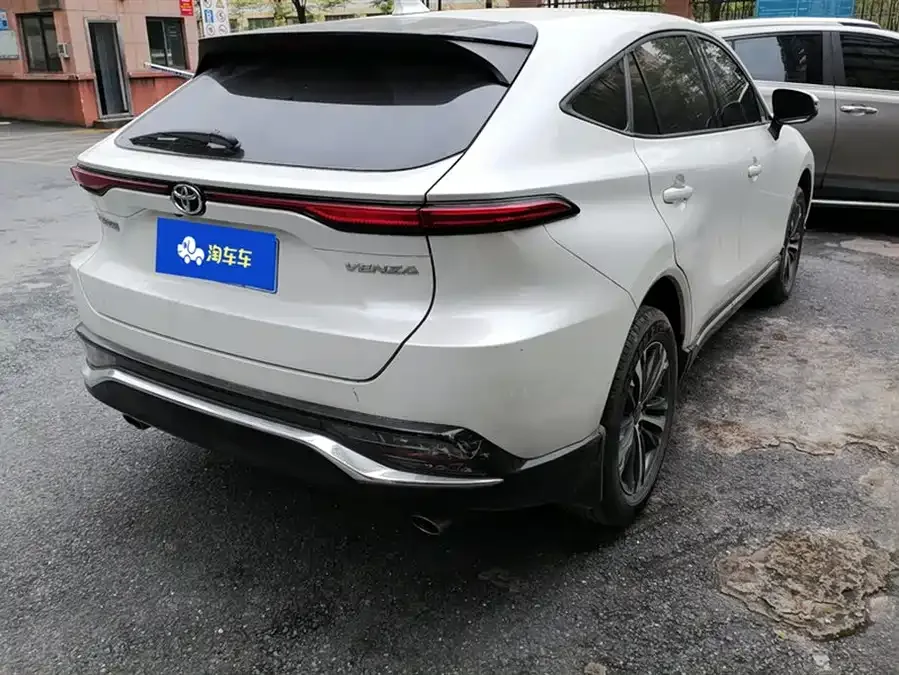 Toyota Venza Venza 2022 2.0L CVT 2WD Luxury Edition 2022 — миниатюра 3