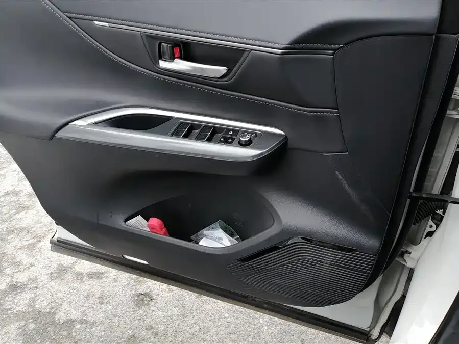 Toyota Venza Venza 2022 2.0L CVT 2WD Luxury Edition 2022 — миниатюра 4
