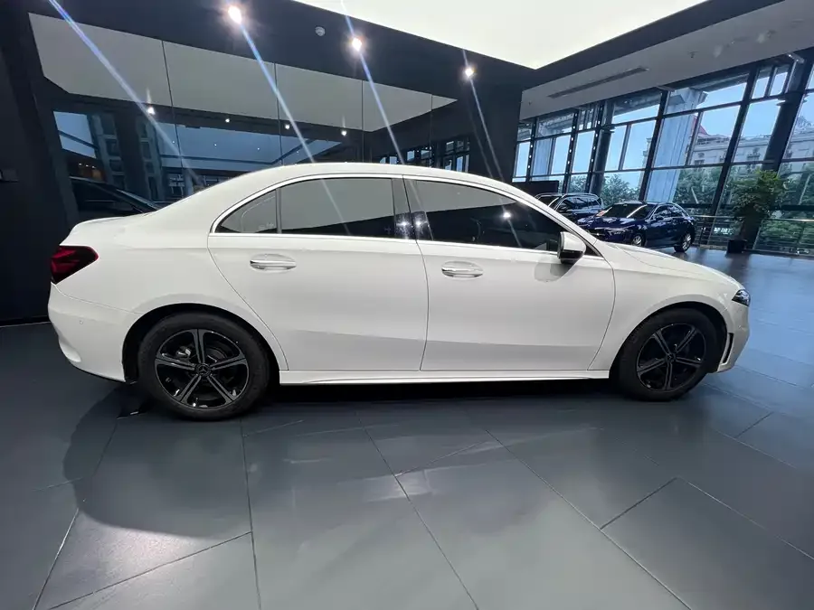 Mercedes-Benz Class A Mercedes-Benz A-Class 2022 A 200 L Sports Sedan Dynamic Edition 2022 — миниатюра 4