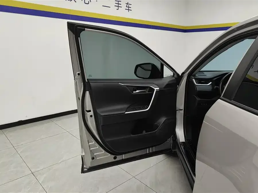 Toyota Wildlander Wildlander 2022 2.0L CVT 4WD Luxury PLUS Edition 2023 — миниатюра 4