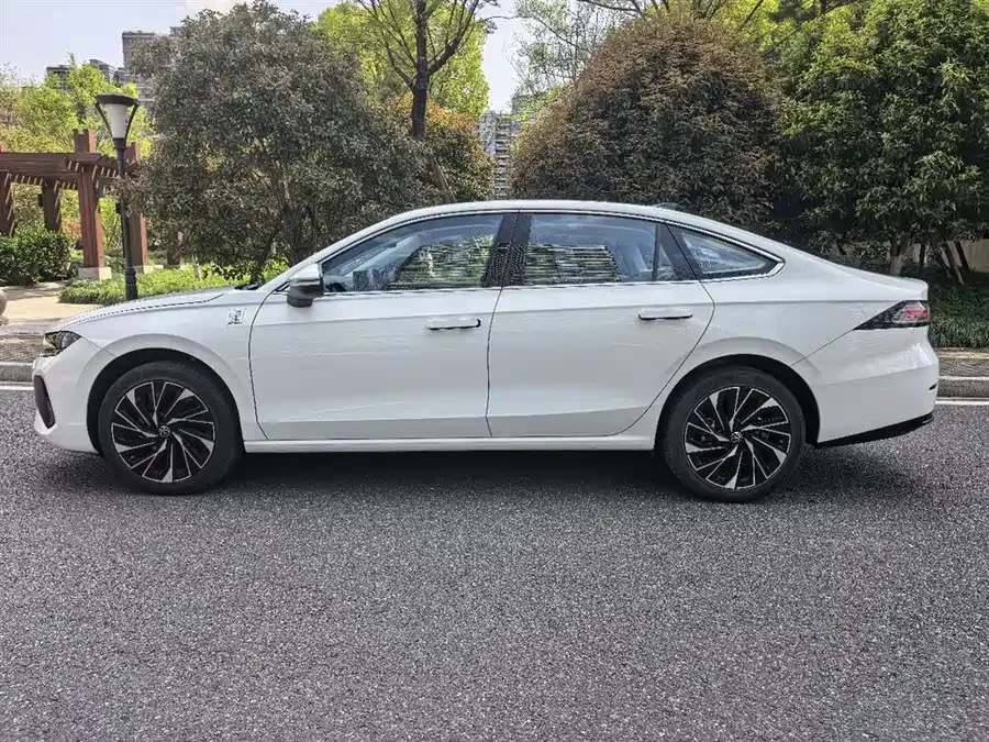 Volkswagen Sagitar 2026 Volkswagen Sagitar L 300TSI DSG Luxury 2025 — миниатюра 2